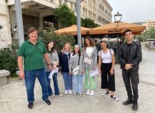 Projet Erasmus + Italie : nos étudiants de BTS tourisme en posture professionnelle lors d'un rallye-photo pédestre à Exarcheia